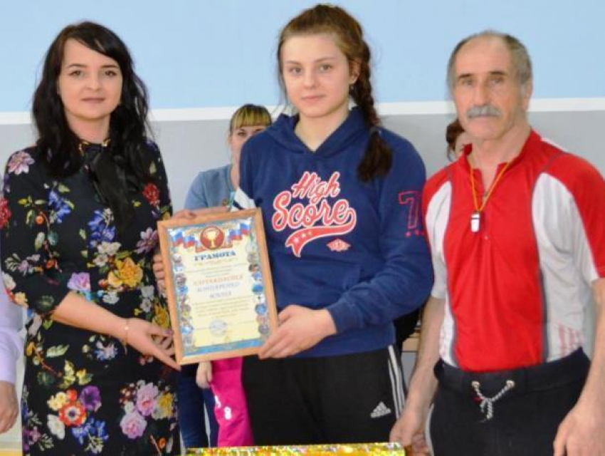 Школьницу наградили за вклад в развитие спорта в Морозовске после победы в областном первенстве по вольной борьбе