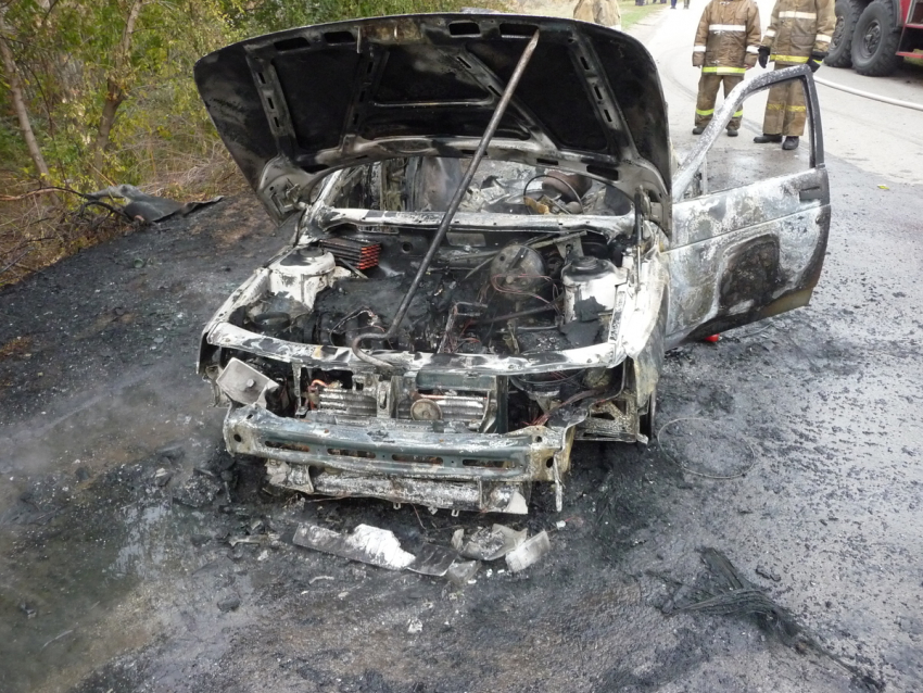Сильные ожоги получил водитель загоревшегося в хуторе Общий автомобиля