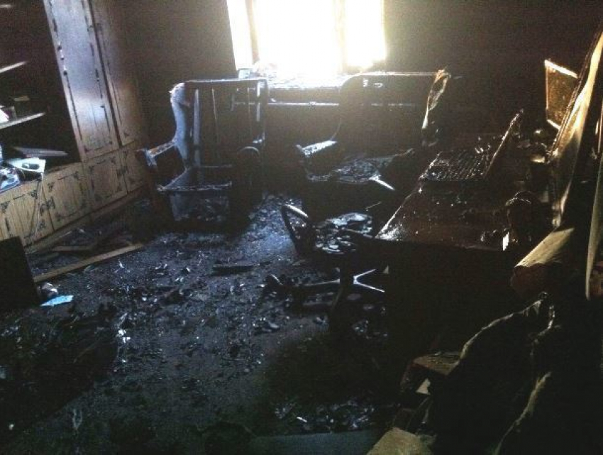 Огонь перекинулся с кровли внутрь дома на пожаре в хуторе Вишневка