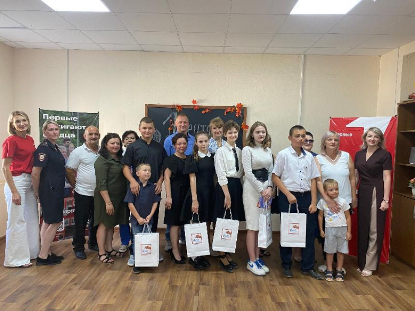 Подросткам в Морозовском районе вручили паспорта в рамках всероссийской акции «Мы - граждане России»