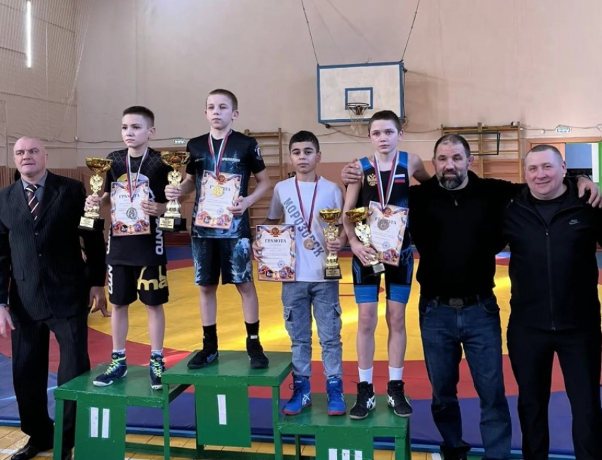 Юные борцы района взяли медали на межрайонном турнире