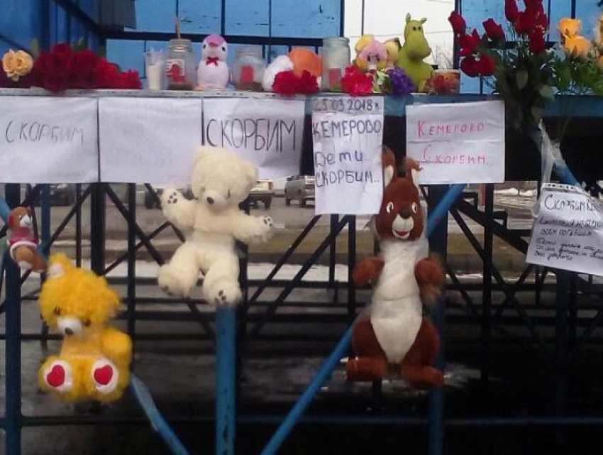 Морозовск скорбит: жители города продолжают нести цветы и игрушки к сцене на центральной площади