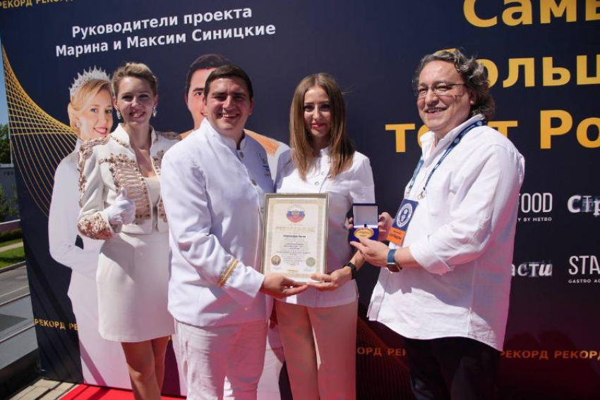Установила два мировых рекорда: в создании самого большого торта в России приняла участие жительница Морозовска 