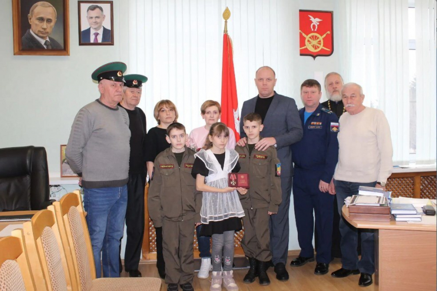 Орден мужества погибшего военнослужащего вручили в руки вдовы