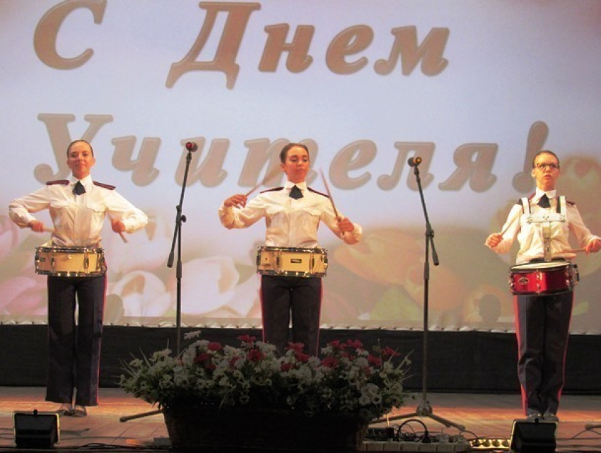 Появились видео праздничных выступлений лучшей казачьей школы России в Морозовске