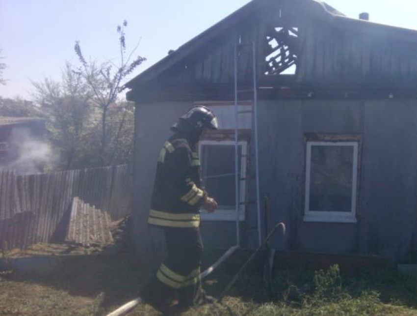 Огонь перекинулся с бесхозного строения на жилой дом в Морозовске