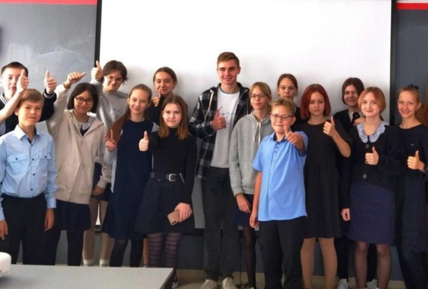 Кружок «Юный астроном» в гимназии Морозовска посетил увлеченный наукой гость
