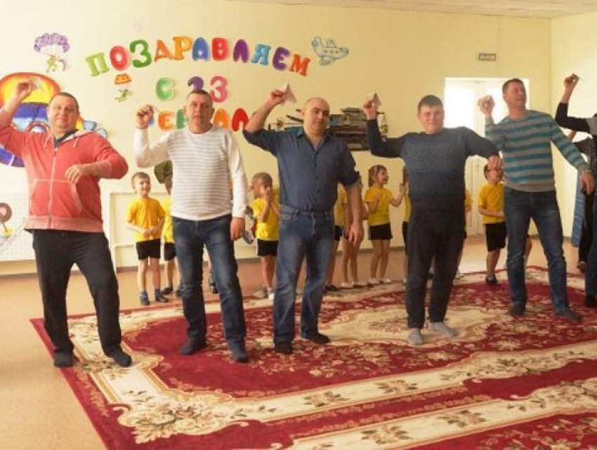 Интересные и веселые конкурсы к 23 февраля подготовили для пап в детском саду «Сказка»  Морозовска