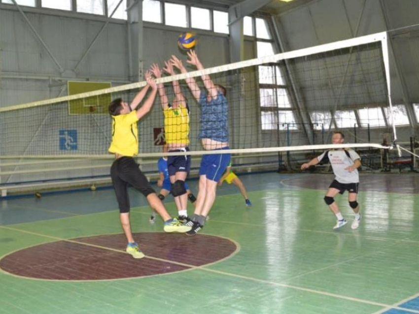 Лучшие волейболисты боролись за первенство на городских соревнованиях в Морозовске