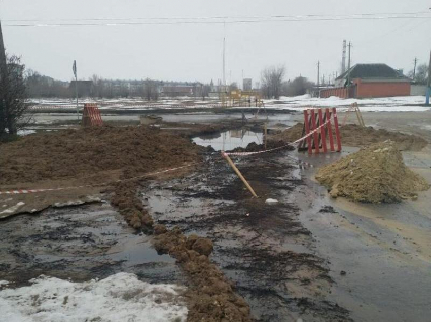 Работы по устранению порыва канализационной трубы планируется завершить в срок до 11 февраля, - администрация Морозовского района 