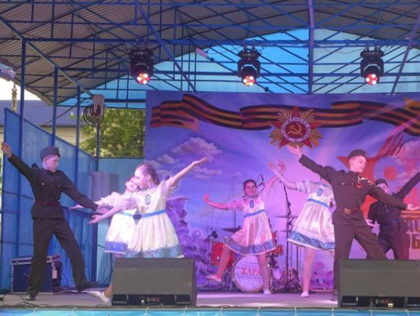 Красивые танцы и патриотичные песни показали морозовчанам артисты Дома детского творчества
