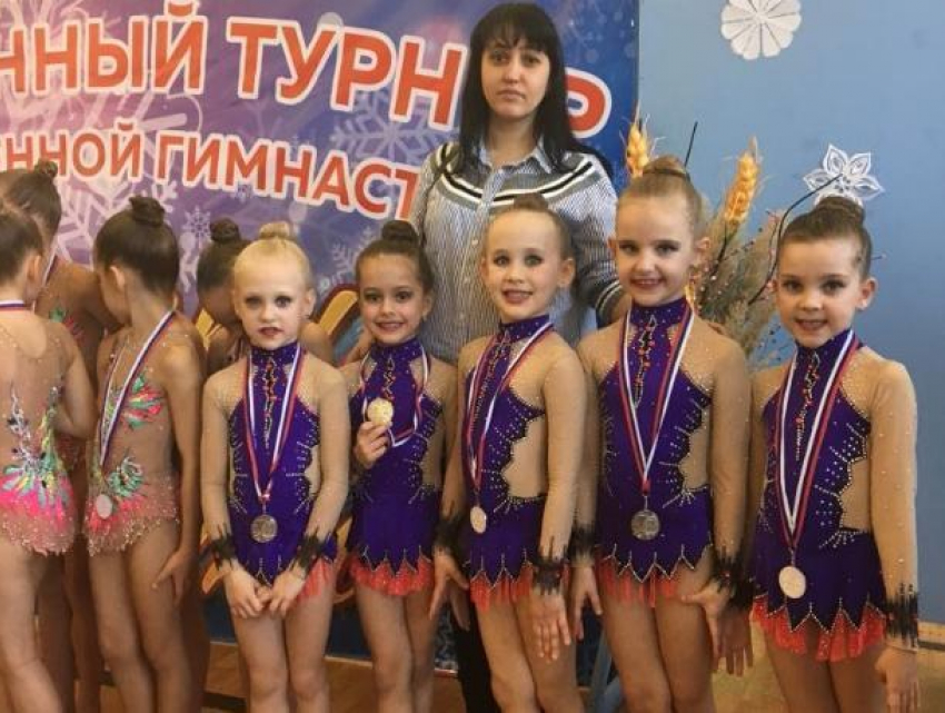 Второе и четвертое место: юные гимнастки достойно представили Морозовск на турнире «Снежинки Дона» 
