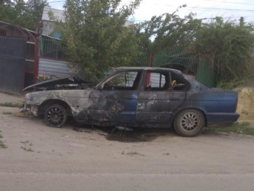 Водитель успел выпрыгнуть из горящего BMW в Морозовске