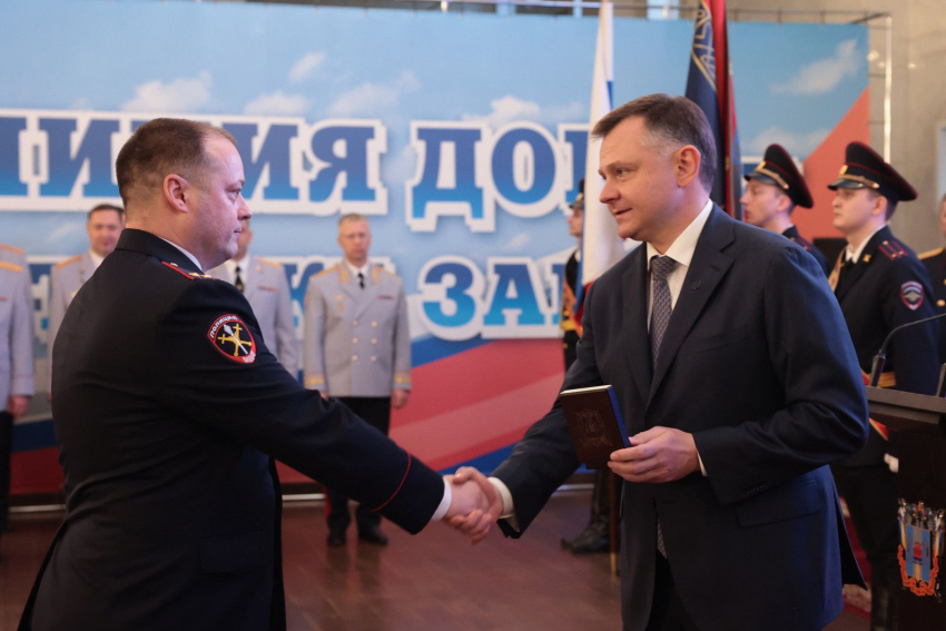Юрий Слюсарь поздравил с профессиональным праздником полицейских Дона
