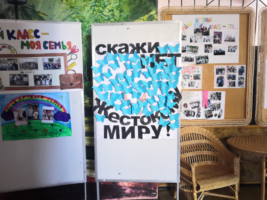 Акцию «Синяя лента – символ борьбы с жестоким обращением над детьми» провели в школе №6 Морозовска