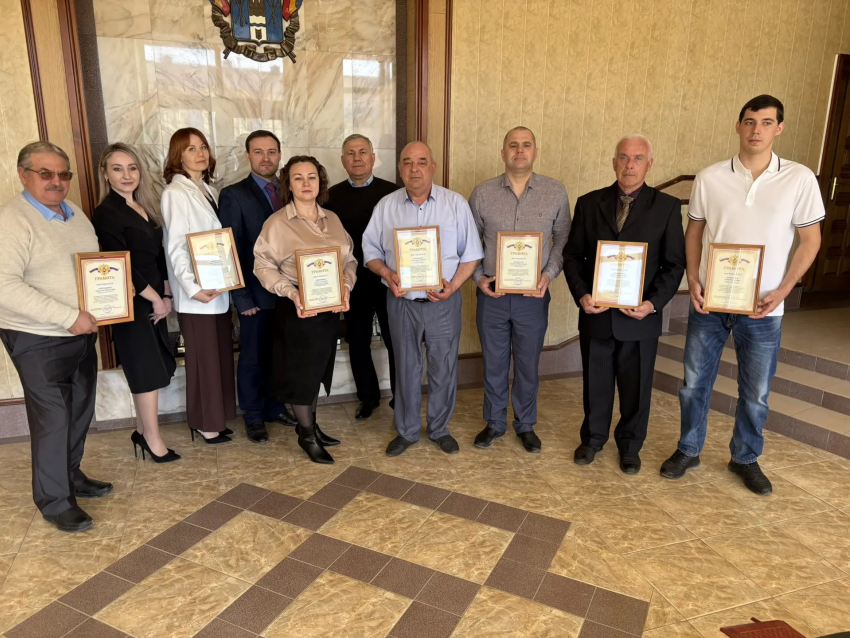 Лучших работников ЖКХ Морозовского района отблагодарили грамотами