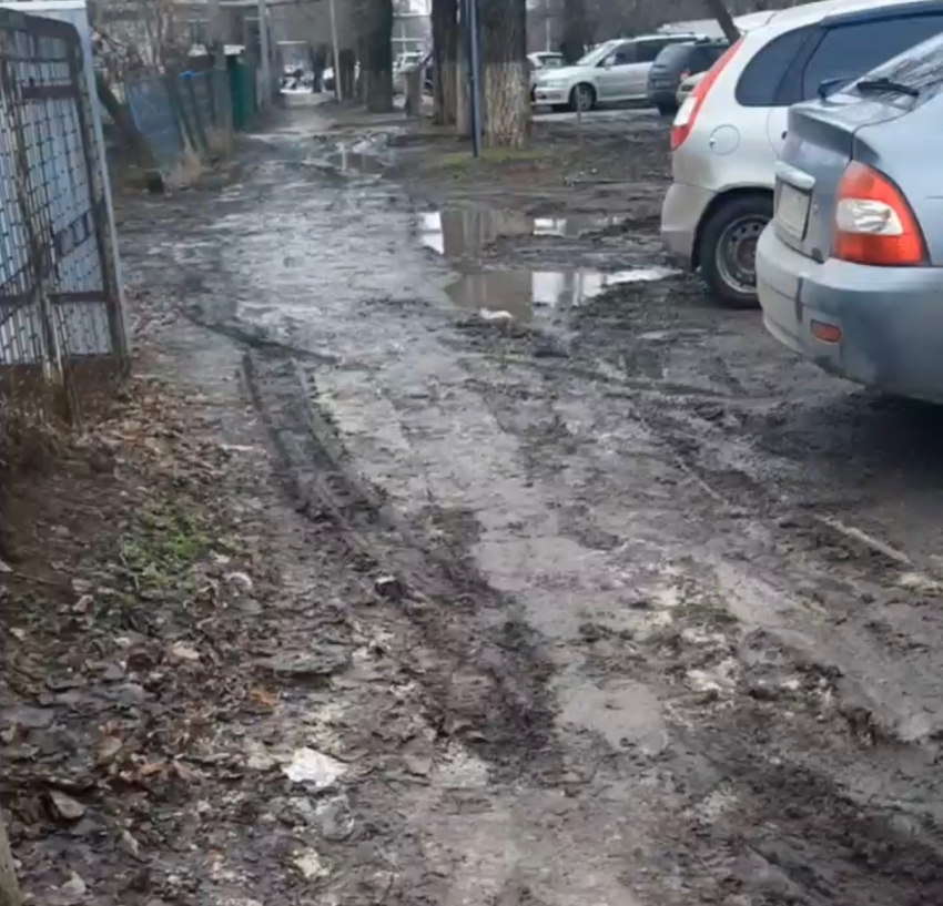 «Издевательство»: житель Морозовска пожаловался на грязь из-за машин