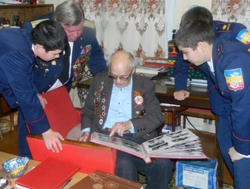 "Встреча трех поколений» прошла дома у ветерана Николая Асанова в Морозовске