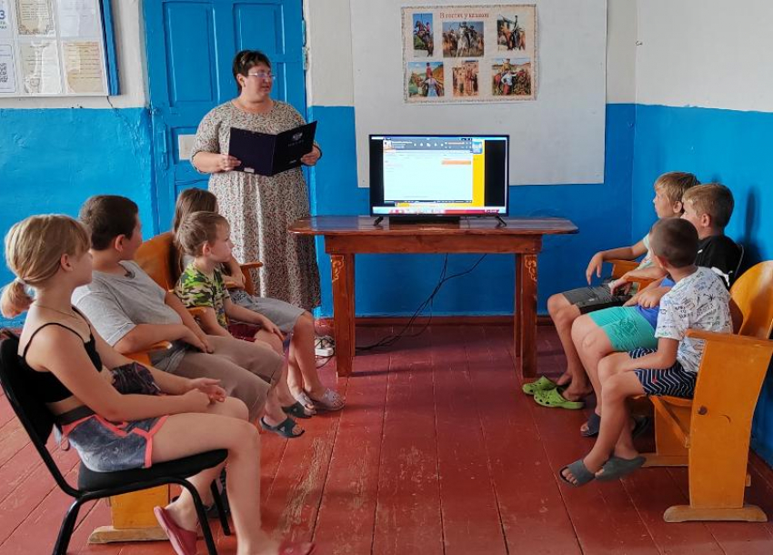 С традициями и обычаями донских казаков познакомили детей в Сибирьчанском сельском клубе