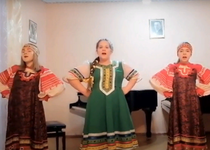Красивым онлайн-концертом поздравили прекрасную половину воспитанники Морозовской детской школы искусств
