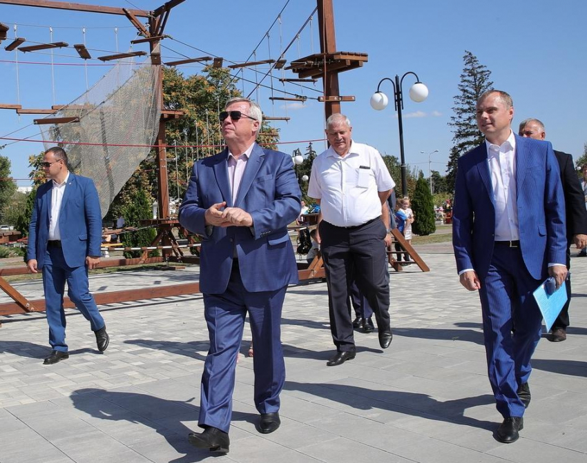 Реконструируемый парк Морозовска открыли специально к приезду губернатора Ростовской области