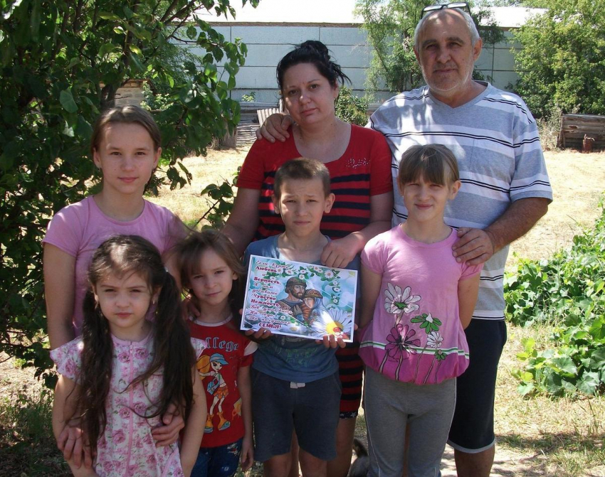 Открытки с изображением Петра и Февронии подарили многодетным семьям в хуторе Старопетровском 