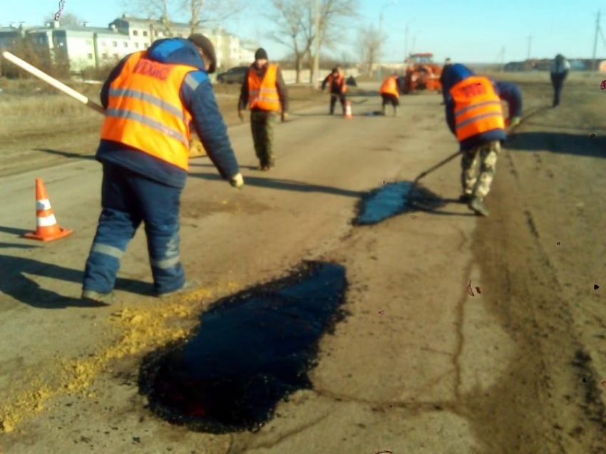 Работы по заделке ям на дорогах Морозовска были начаты с установлением благоприятных погодных условий