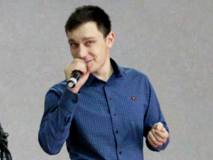 Эрик Завражин спел как мушкетер на празднике «Поверь в себя» и попал на видео в Морозовске