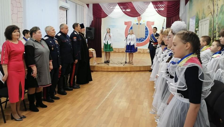 Пятиклассников школы №6 Морозовска торжественно приняли в казачата