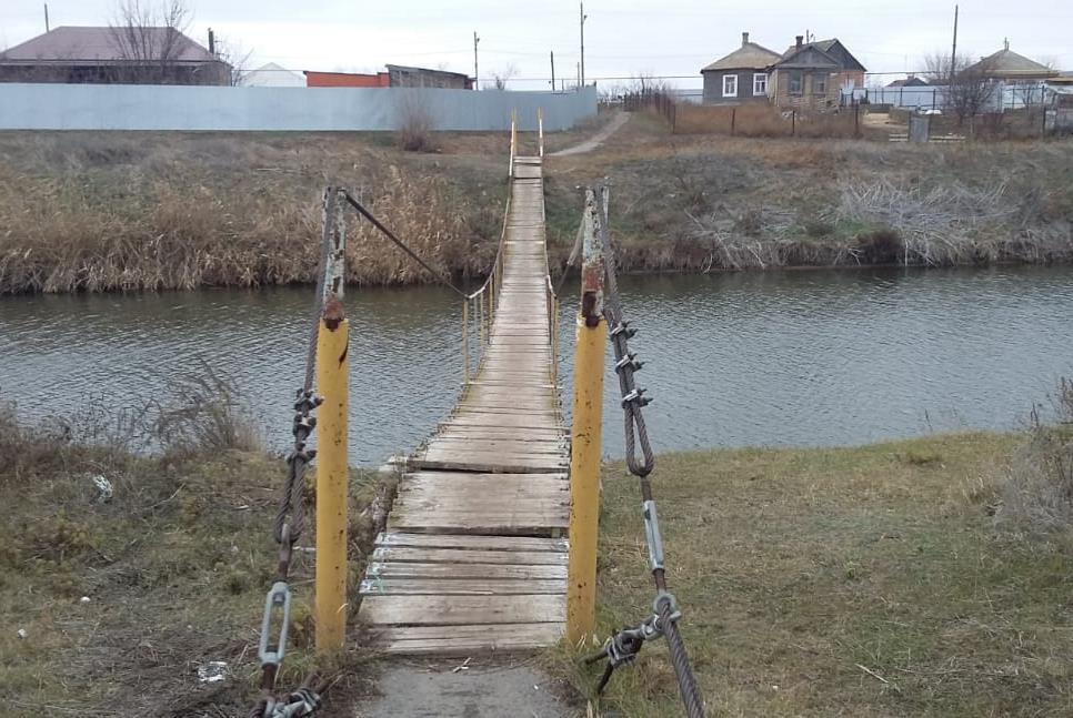 Мост на Веселовке отремонтировали четырьмя досками, впереди капитальный ремонт