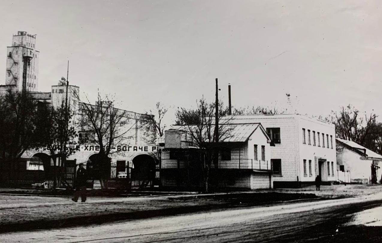 Краткую историю первого элеватора в Морозовском районе рассказали в  администрации